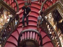 ポルトの観光地、世界で最も美しい書店に選ばれたレロ。ハリーポッターに登場するホグワーツ入学に必要なものを買いに行くお店のモデルになっているとか。美しい階段でした。