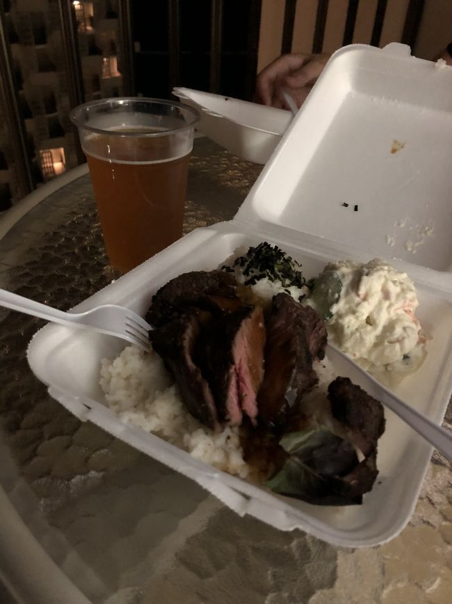 ラウンジを出て、夜のワイキキをぶらぶらお買い物～。<br />夜ご飯はHIステーキでテイクアウトしてお部屋で食べました。<br />ほんとはテッズのハウピアパイも食べたかったけど、今回の旅ではどこも売ってなくて残念～！