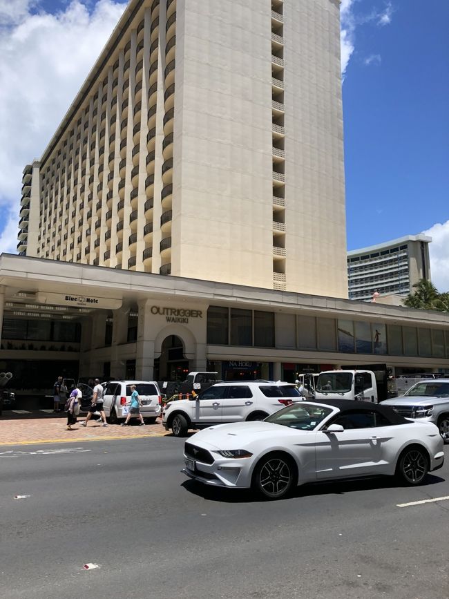 再びホテルに戻ってきて、ようやくチェックイン！<br />16時すぎだったからフロント空いてるかと思ったけど、5組くらい並んでたかな。