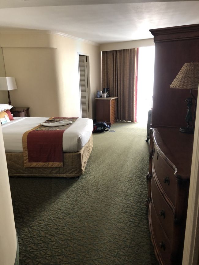 今回の部屋、クラブシティービュー（クイーンサイズベッド一台）。<br />ええっ！本当にクイーンサイズが一台だ‼︎ちっちゃいー！
