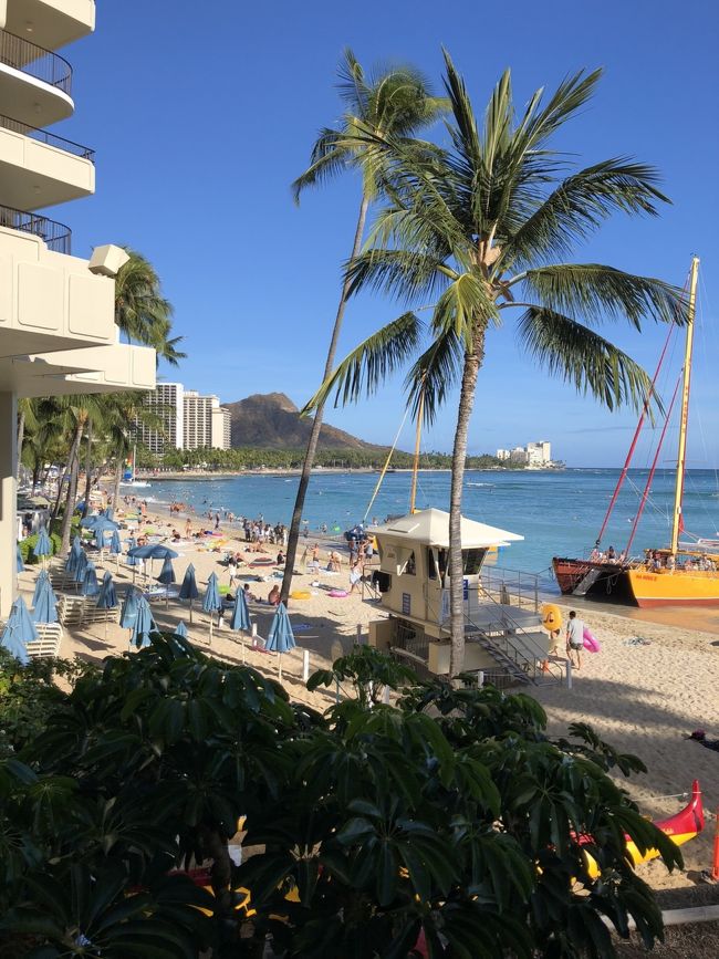 そしてドキドキワクワクの、ボエジャー47クラブラウンジへ！<br />こちら2018年の7月にオープンしたて。<br />もともとチャックスステーキハウスがあった場所がラウンジとして生まれ変わったらしいです。<br />オーシャンビューでダイヤモンドヘッドまで見えて、眺め最高‼︎