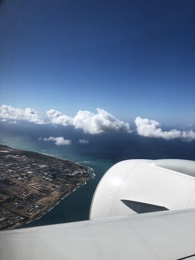 おおー！ハワイだ‼︎<br /><br />今回も到着してからめちゃくちゃ早かったです。<br />去年よりも入国審査の機械？が増えてめっちゃスピーディー！<br /><br />空港からホテルまではチャーリーズタクシー。<br />チャーリーズタクシーの乗り場が、今までの道路の中洲のような場所からその先の駐車場に変更になったようです。