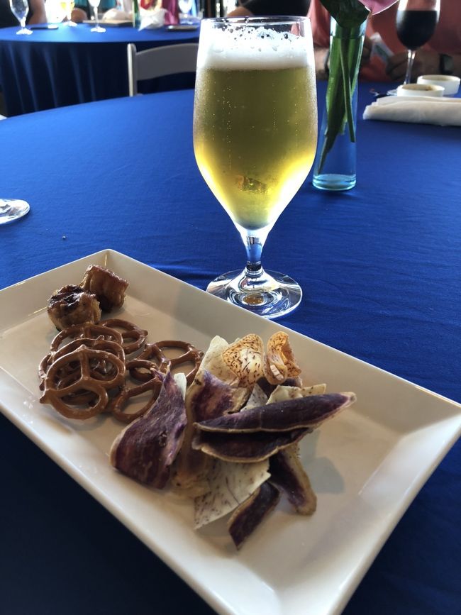 けっこう満席に近くて、料理の写真撮れず…。<br />でも種類いっぱいあって、サクララウンジより食べ物は豪華だった！<br />本気で節約しようと思えば、ここでご飯済ますことも可能 笑。ま、そんな人居なそうだったけど。<br />このホテル自体あんまり日本人が居ないけど、ラウンジは本当に欧米の方ばっかりで、あちらの方々はワインすごい勢いで飲まれてました！<br />あんだけ飲んだらラウンジめちゃくちゃおトクだよね‼︎