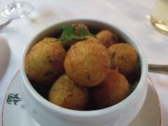 ＯＰツアーを離れ、夕食はカンパニャ駅近くのカーザ・アレイショで。
これはバカリャウのコロッケ。