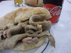 シントラ、ロカ岬で食事をできなかったので、夕方はサンベント駅近くへ戻りおやつ。ここのビファナは思ったよりも厚い肉でマスタードをたぷっりつけて美味しくいただきました。