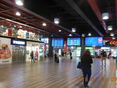 　プラハ中央駅はクラシックな街に似合わずモダンでした。