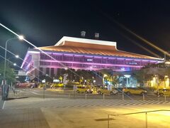桃園空港へ３０分近く早く到着！！
ＭＲＴ桃園空港線で、台北駅へ。最近気づいたのですが、夜の台北駅って綺麗ですね。