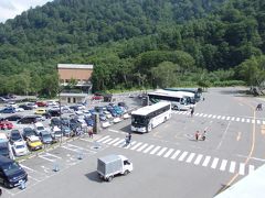 さあ扇沢駅。
駅前は駐車場にバス停。