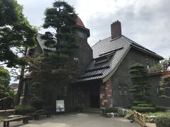 黒石から弘南鉄道で弘前へ。バスで弘前城公園まで行き、まずは藤田記念庭園へ。
入口を入って右手には、喫茶室のある洋館。