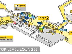 どこをどう歩いたのか定かではありませんが・・・
人の流れにそって、トランスファーを進み出発ゲート目指します。
出発ゲートは途中のモニターで確認ができます。
気が付けばラウンジ２。正面にはスタバが見えます。

