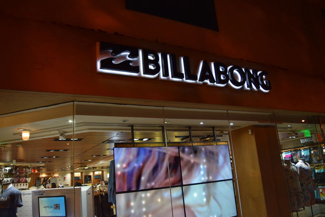 これは後日撮った写真ですが、このお店Go Proのアクセサリーの取り扱いが結構ありそうだったので覗いて見ると、やっぱりリュックに付けるのは無い…。<br />しょんぼりしてたら、店員のおばちゃんに近くのお店ならコレ系いーっぱいあるから行ってみな！と教えてもらえた‼︎