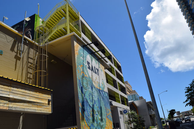 で、チェックインの時間までまだあったので、バスに乗ってカカアコへウォールアートを見に行くことに。<br />クヒオ通りからバス一本で行けるので楽チン！