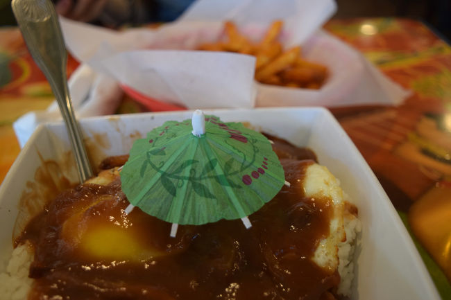 さて、旦那の気も済んだところで、ようやくのお昼ご飯。<br />本当はルルズまで行ってロコモコ食べたかったんだけど、あまりの空腹に負けてワイキキビーチの目の前のチーズバーガーインパラダイスへ。<br />だってルルズ結構遠いし、注文してからもなかなか出てこないんだもん…。<br />でもね、ちゃんとルルズ行けばよかった…。<br />やはりここはチーズバーガー屋さん。チーズバーガーを頼まなければいけなかったのよ。<br />ルルズのロコモコとはまるで違う…。…残念！