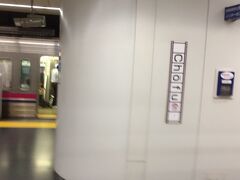 京王電車、調布駅で各駅停車に乗り換え。