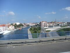 コスタノヴァ近くのアヴェイロの町。運河の町。ここは下車は無く車窓から。

ここを最後にポルトへ向かいます。バタリャ広場前までつれ散ってもらいました