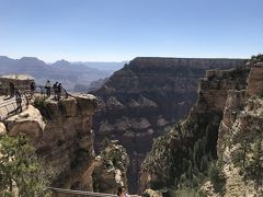 8時半ころ、グランドキャニオンサウスリムのビジターセンター近くの駐車場に車を止め、マーザーポイントまでてくてく5分。
素晴らしい景色がわーーっと広がっていました。