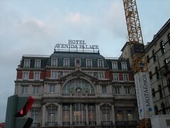 旅の２日目はリスボン~ポルトへ行くオプショナルツアーを予約済み。ツアーを経由しポルトで２泊しリスボンへ戻ってくるので、大きな荷物をホテルへ預けました。リスボンのホテルでは市税を徴収されていますので、１泊１ユーロを支払います。

ツアーはホテル横のレスタウラドーレス広場のインフォ前のバス停に集合です。ガイドさんと合流して１５人の参加者とポルトへ向かいます。
