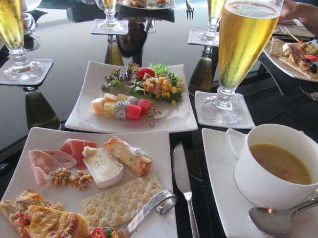 今日のお昼はラウンジで。<br />タイビール飲みながら、午前中のプチ冒険と親切なおじさん話で盛り上がりました。