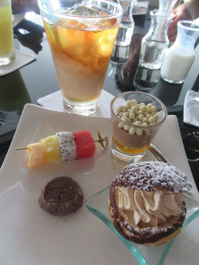 ラウンジで食べられるデザート類。毎日違う物がありましたがどれをいただいてもとても美味しいです。