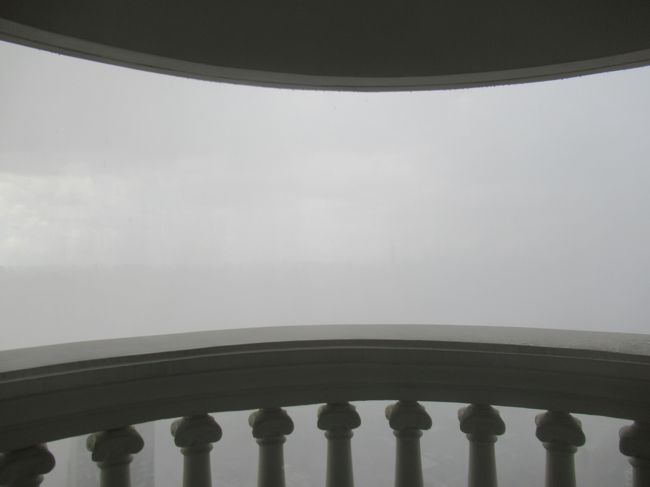 部屋に戻って部屋のビデオ撮影していたら大雨に。あっという間に外は真っ白で何も見えなくなりました。<br />この後夕方マッサージの予約を入れてます。それまでの間に部屋で一休みと荷物整理など、、と思っていたのでこの時間の雨で良かった。外で降られず、観光や買い物に支障なくてよかった、、、やっぱり私たちもってるね、、、と。