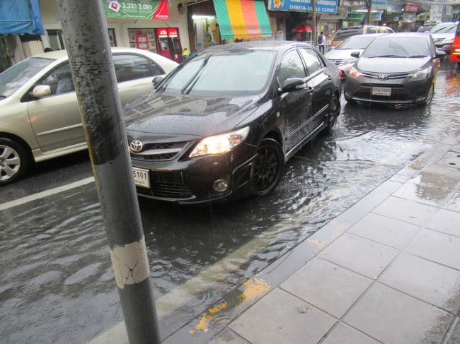 雨もほとんどやんだので出かけます。１時間ほどの雨で道路はこんな状態に。