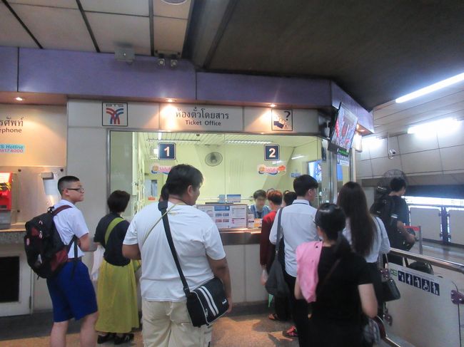 この旅初めてのBTS、自販機はコインしか使えないのでまずはこちらの窓口で行き先を伝えて両替