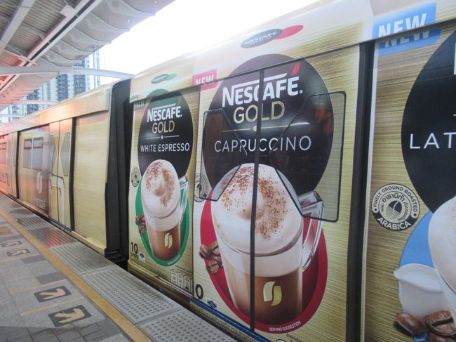 全面広告。外からだと窓がないようにみえますが、中からは普通に外も見えるし明るいです。