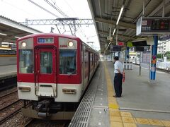 鳥羽駅から、賢島行きの普通電車に乗る。
２両編成のワンマンカー。

鳥羽駅の構造上、当駅始発の賢島行きはない。
この電車も伊勢中川始発で、すでに１時間以上走ってきている。
通しで乗る客なんかいないんだろうなあ。