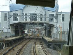 最初の停車駅、中之郷駅。
鳥羽市役所の最寄り駅。周辺は古い町である。