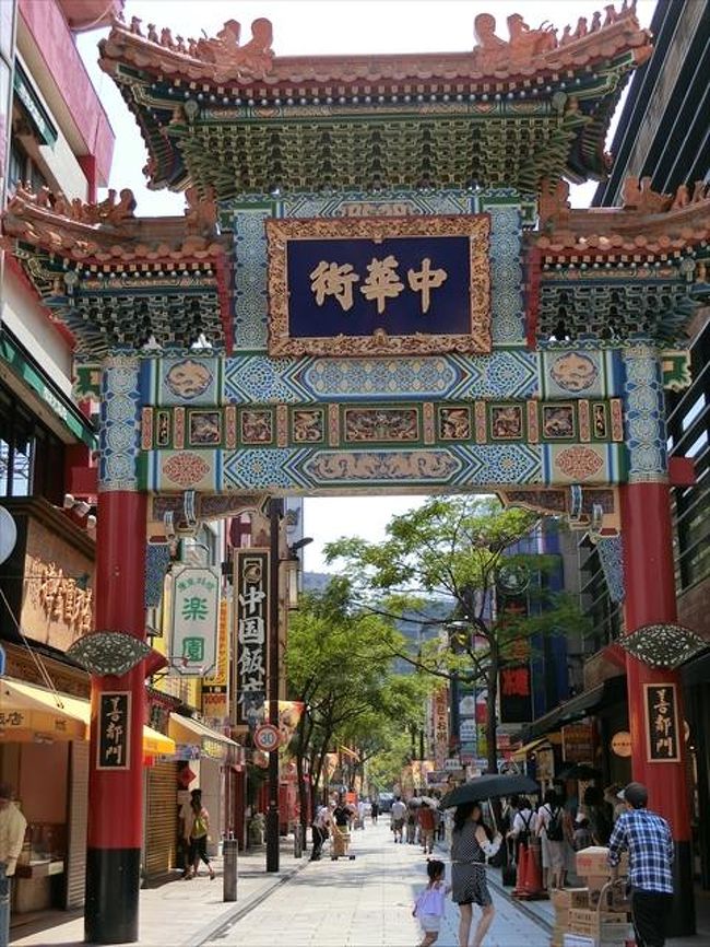 中華街到着。10:00頃で、まだ人少なめ。