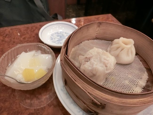 杏仁豆腐とサービスの小籠包・焼売。