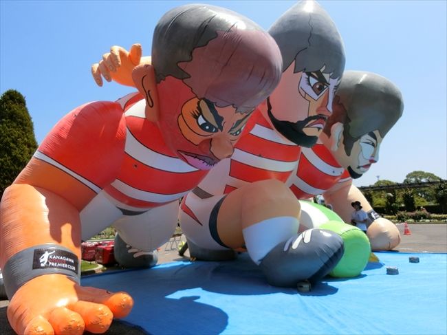 山下公園に移動。スクラムを組む大きなバルーン。