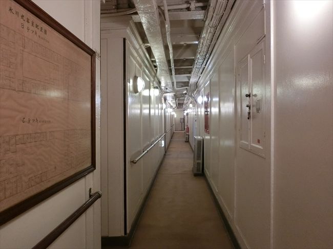 前から気になってましたが、入るのは初めて。<br />細い通路。