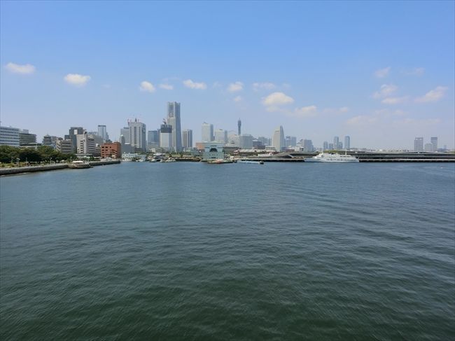 船から見た、みなとみらい方面の景色。