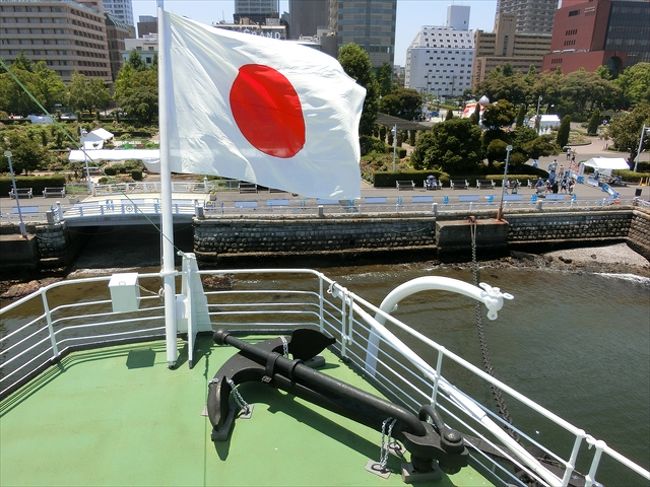 船尾の国旗と錨。