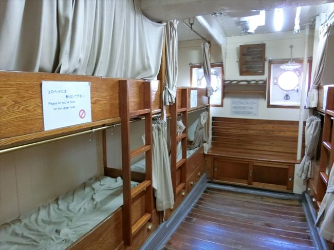 ベット。狭くて大変そう。
