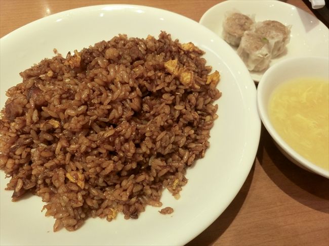 最後は崎陽軒のレストランで早めの夕食。<br />酷暑でしたが、青空の下の船を見れて満足。