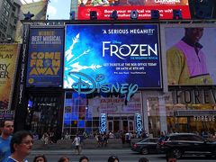 そのあとディズニーストアに。
今回行く予定のミュージカルアナと雪の女王（Frozen）の宣伝もしています。