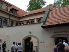 　次に訪れたのはピンカスシナゴーグ
　プラハで２番目に古いシナゴーグで、１５世紀後半にラビのビンカスによって創建されました。