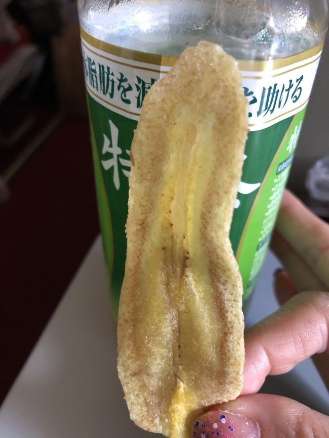 バナナチップがガーリックテーストで<br /><br />意外に美味い！<br /><br />背景のお茶は搭乗口で購入。