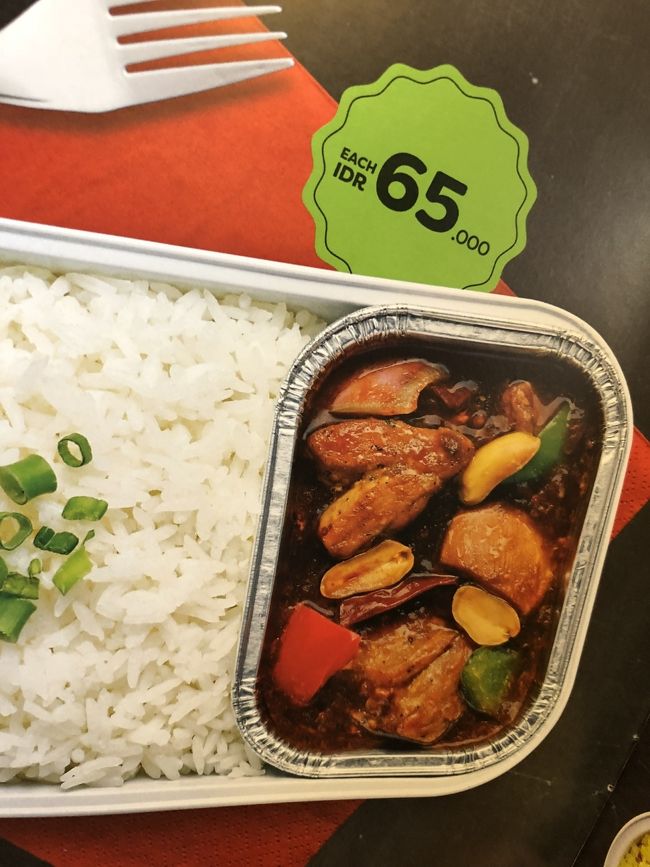 キャビンアテンドさんが可愛い、<br /><br />スタイル抜群、フレンドリーで<br /><br />大喜びのすぱろう…( T_T)＼(^-^ )<br /><br />さてさてご飯をオーダー…<br /><br />メニューではこう、実物は…