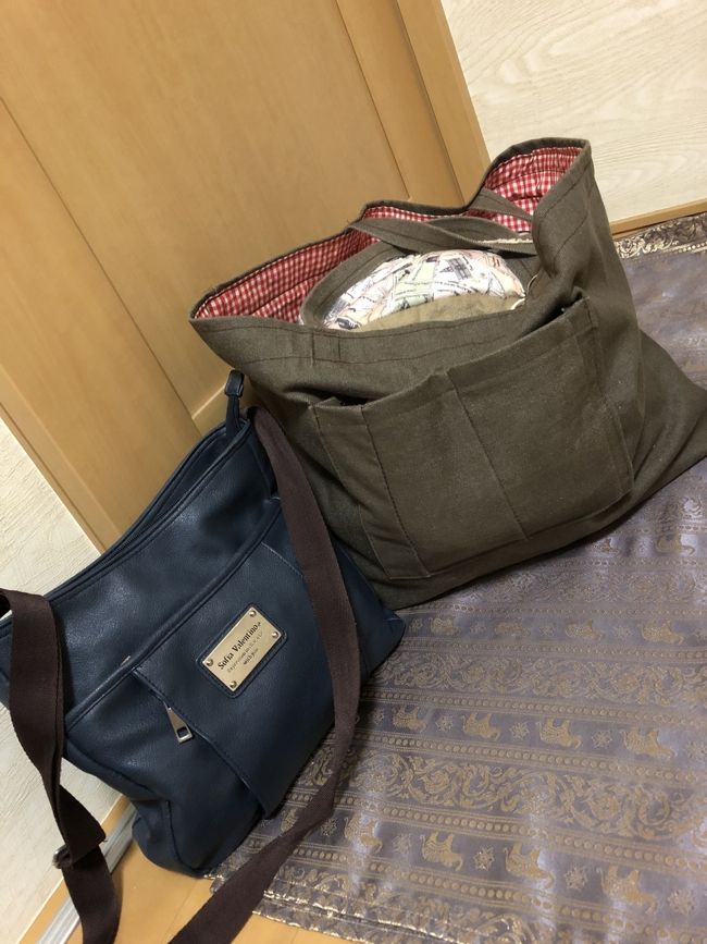 出発3週間前。<br /><br />荷物はこれだけ。<br /><br />何故なら行きは預け荷物なく<br /><br />機内持ち込みのみ。<br /><br />2個迄、合計7キロだから。  <br /><br />当日成田空港でWi-Fiを借りるので<br /><br />この時合計5キロ程度に抑えた(*´Д｀*)<br /><br />我ながらすげー。<br /><br />インドネシアルピアは<br /><br />新宿大ガードの近所の両替所で<br /><br />交換。<br /><br />10000円＝1001000R<br /><br />0の数がすごい(*´Д｀*)<br /><br /><br /><br /><br />