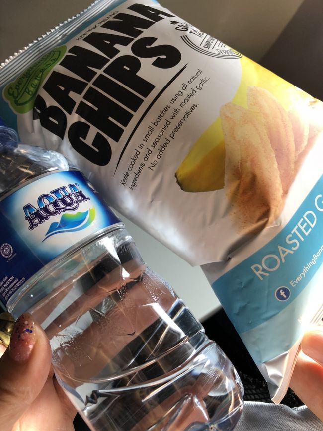 機内で色々買ってみた～～<br /><br />普段は買わないが今回は<br /><br />航空券が安いので<br /><br />散財してみた～～<br /><br />機内は全て事前に用意した<br /><br />ルピアで支払った。<br /><br />円で払うとおつりはルピア〔R〕<br /><br />水15000R 130円<br /><br />バナナチップ 35000R 300円<br /><br />