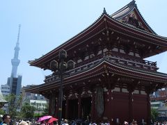 宝蔵門とスカイツリー。
古今折衷。