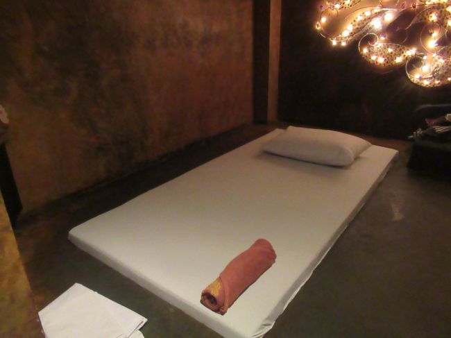 ２人ずつに別れてお部屋に。<br />私たちはオイルボディマッサージとハーバルボール９０分のコースにしました。<br />受付時に特に念入りにマッサージしてもらい所を２カ所選べます。<br />最初にシャワーあびて施術スタート。<br />痛いかなあ、どうかなあ、と思ってましたが、しっかりマッサージしてくれるけどとても気持ちよくうとうとしながら９０分、至福の一時を過ごせました。<br />オイルマッサージ＆ハーバルボール　１６００B×０．９５＝１５２０B