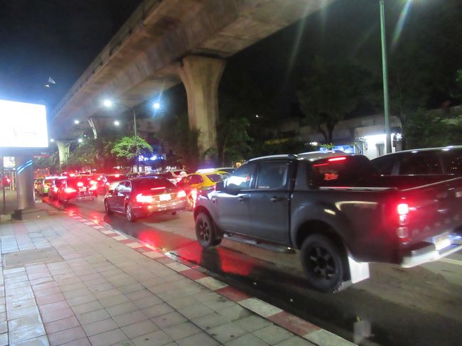 マッサージの後、夕食の予定にしていましたが、アジアハーブアソシエーションの方にレストランの予約をお願いできました。またレストランまでのタクシーも手配してもらえました。<br /><br />しかしとうとうバンコクの大渋滞にはまってしまい、なかなか進まず、、予約時間を過ぎてしまいました。仕方なくレストランから歩いて５分ほどのところでおろしてもらいました。<br />タクシー４０B