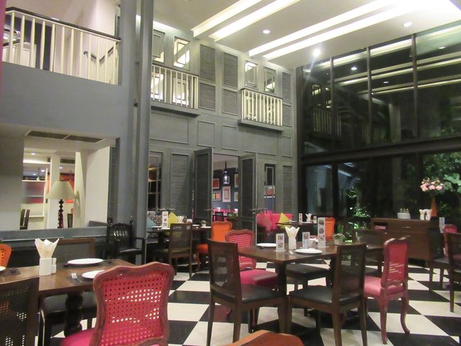 広い店内。<br />平日の夜というのと少し遅い時間のため、お客さんはあまりいませんでした。