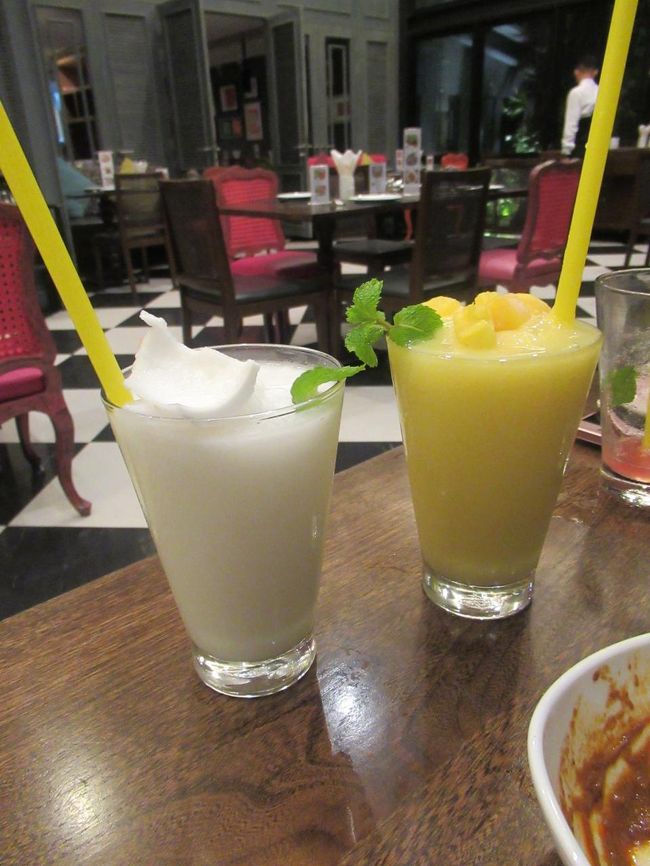 ココナッツとマンゴーのスムージー。<br />程よく甘くて美味しかったです。<br /><br />Total 2342B