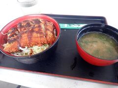 ランチは読谷村都屋漁港にある海人食堂へ。
安定のマグロかつ丼。これ安くてうまい！