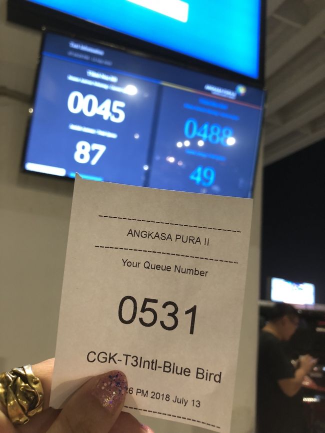 ひとしきり休憩して<br /><br />渋滞緩和してから<br /><br />タクシー乗り場へ。<br /><br />タクシーチケット自動発券機で<br /><br />ブルーバードとそれ以外を<br /><br />選ぶようになっており<br /><br />もちろんブルーバードを選択。<br /><br />かなりの待ち時間だったから<br /><br />空港鉄道の駅を確認しに行き、<br /><br />タクシー乗り場に戻ったら<br /><br />順番来てた！(((o(*ﾟ▽ﾟ*)o)))<br /><br />早々に乗り込んでスイスイで<br /><br />ザメディアホテルへ！<br /><br />高速代と合算して120000R<br /><br />1030円(°▽°)<br /><br />でかした！すぱろう！<br /><br />このホテルにして正解！<br /><br />市内の北部に位置し<br /><br />高速降りてすぐだった(^з^)-☆<br /><br />